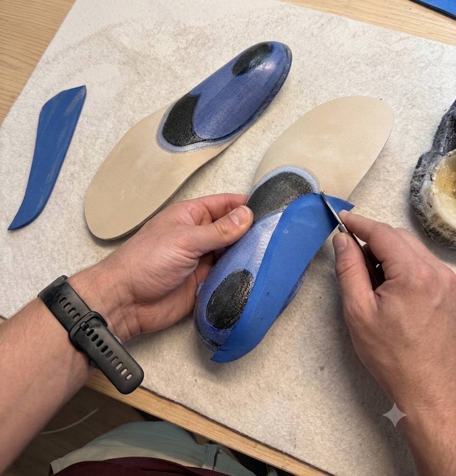 Découpe et mise en forme d'une semelle orthopédique en résine, fabrication artisanale au cabinet